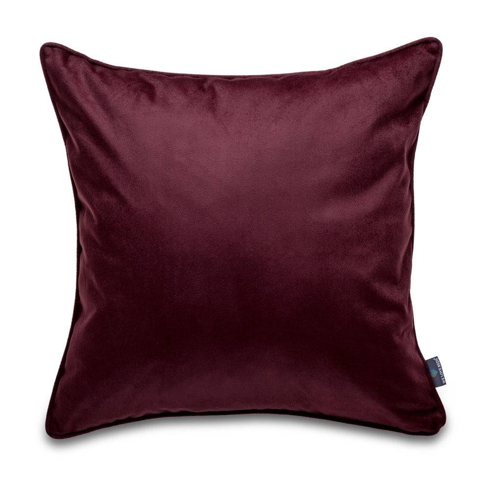 WeLoveBeds Tmavočervené obliečka na vankúš so zamatovým povrchom  Eggplant, 50 x 50 cm, značky WeLoveBeds